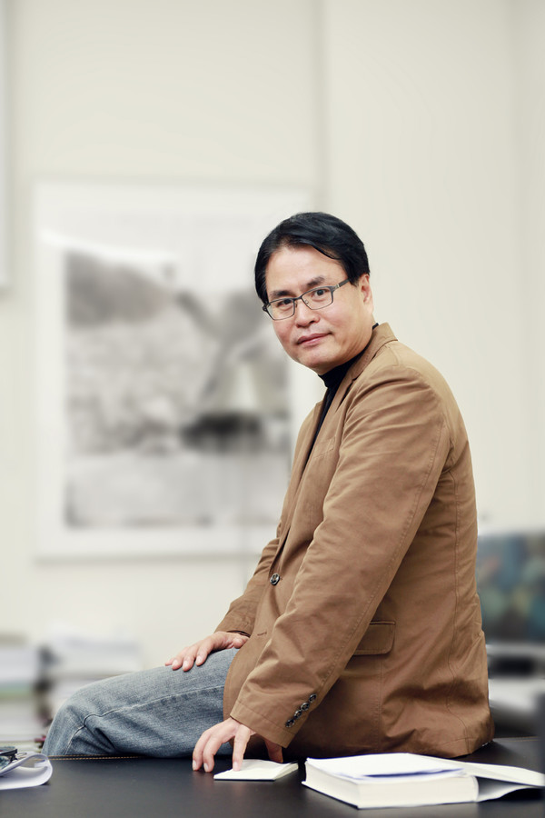 진성 리더들도 리더십이 필요 없는 세상이 불가능하다고 믿지만 그럼에도 리더의 존재가 물처럼 자연스럽게 조직에 스며들어 겉으로 드러나지 않게 영향력이 행사되는 상태를 최고의 리더십 상태로 규정한다. 진성 리더가 소망하는 리더십의 세상은 리더의 존재가 구성원의 존재보다 인위적으로 드러나지 않는 리더십이 아주 자연스런 세상이다.