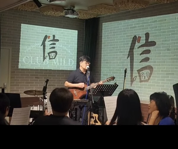   안재명 리테일테크 CEO이자 ICT벤처포럼 의장의 프로급 기타연주와 노래 공연.