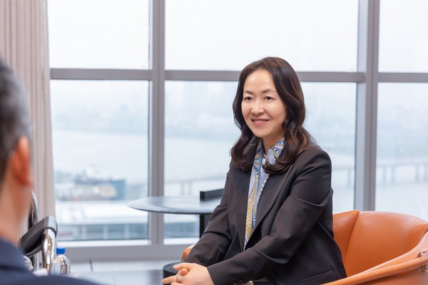 "신뢰 관계의 방정식이 있다. 신뢰를 형성하려면 먼저 자신의 목소리를 조금 줄이고 가시적인 성과를 보여줘야 한다. 신뢰는 말로만 하는 것이 아니라 보여줘야 하는 것이다. 더 개방적으로 이야기하고, 비록 지금은 성과가 나지 않았더라도 중간 과정에서도 공유할 수 있는 환경을 만드는 것이 필요하다."