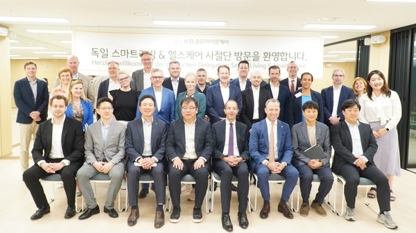 크리스티안 그래프 스마트리빙&헬스 센터 사장(앞줄 왼쪽 다섯 번째), 마리오 차야 독일 적십자사 베를린 지부 회장(앞줄 왼쪽 여섯 번째)과 독일 스마트 리빙&헬스케어 사절단 및 관계자들이 KB 골든 라이프 케어 평창 카운티에서 기념 촬영을 하고 있다(사진:주한독일상공회의소 제공).