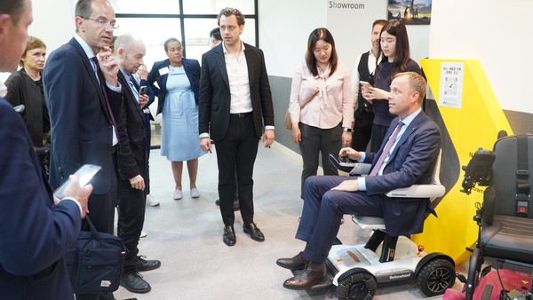 국립재활원 노인 및 장애인 대상의 보조기기 전시 체험실에서 마리오 차야 회장이 접이식 로봇 전동휠체어를 체험해보고 있다(사진:주한독일상공회의소 제공).